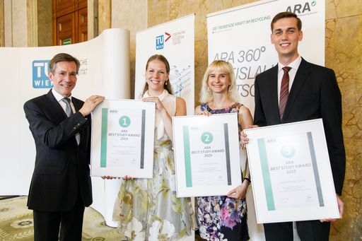 Vorschau Bild von ARA Best Study Award mit drei PreisträgerInnen und
Hon.Prof. Dr. Scharf