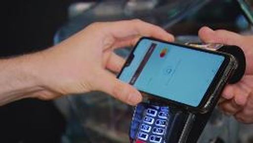 Das mobile Bezahlen via Online Banking bzw. über
Wallet Lösungen (wie Apple Pay) wächst immer mehr. Die jüngste
Mastercard Studie, gemeinsam mit IPSOS durchgeführt, zeigt die
Entwicklungen beim Bezahlen und in der Nutzung mobiler Geräte, wie
Smartphone, Smartwatch oder Tablets. „Mastercard verbindet als
führendes Technologieunternehmen im Zahlungsverkehr Menschen,
Unternehmen und Organisationen auf der ganzen Welt. Dabei steht der
Kunde im Mittelpunkt“, sagt Christian Rau, Country Manager
Mastercard Austria und hält fest: „Mobile first – im Banking und im
Payment ist der Trend!“