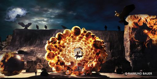 Vorschau Bild von In bisher ungekannter Weise bezieht das diesjährige
Bühnenbild von Raimund Bauer die gewachsene Landschaft des
Steinbruchs in den Entwurf mit ein, vereint also Natürliches und vom
Menschen Geschaffenes. Bretterbühne im Universum - Ein himmlischer
Wolkenstrudel, der mehr als 20 Tonnen wiegt und auf 18 Laufwägen und
12 Schienensträngen nach hinten verschoben werden kann, Vögel und
unheimliche tierische Formationen sollen eine schaurige, merkwürdige
Stimmung schaffen.