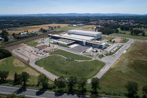 HARTING hat nun das hochmoderne Logistikzentrum EDC in Betrieb
genommen. Weiterer Text über ots und www.presseportal.de/nr/120318 /
Die Verwendung dieses Bildes ist für redaktionelle Zwecke
honorarfrei. Veröffentlichung bitte unter Quellenangabe:
"obs/HARTING Stiftung & Co. KG"