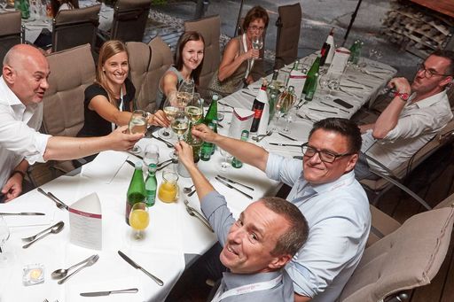 Vorschau Bild von Als Abschluss des 1. Tages wartete ein köstliches
Dinner auf der großzügigen Terrasse.
