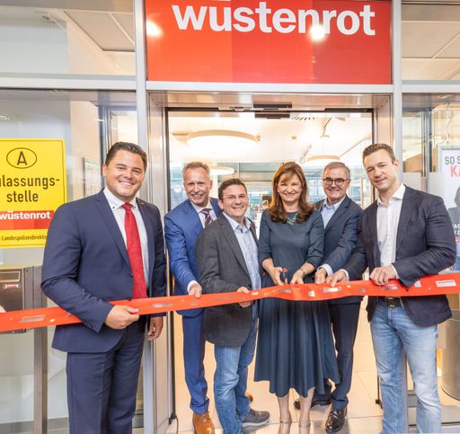 von links: Wüstenrot Regionaldirektor Tobias Kohl,
Wüstenrot Vorstandsdirektor Mag. Gerald Hasler,SPÖ Bezirksvorsteher
Ing. Wilfried Zankl, Wüstenrot Generaldirektorin Dr. Susanne Riess,
Wüstenrot Vorstandsdirektor Dr. Andreas Grünbichler, Bundesminister
a.D. Mag. Gernot Blümel.