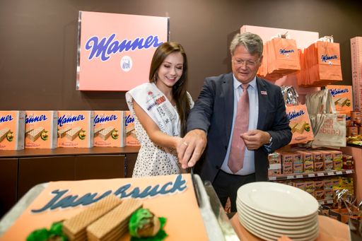  zusammen mit der amtierenden Miss Tirol, Stefanie
Mauracher schnitt Manner Vorstand Dr. Hans Peter Andres die Manner
Torte mit dem passenden Schriftzug „Innsbruck mag man eben“ an.