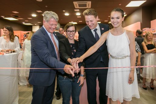 Vorschau Bild von vlnr Manner Vorstand Dr. Hans Peter Andres,
Sillpark Marketingchefin Cornelia Dilp, Manner-Verkaufsdirektor
Mathias Walser und die drittplatzierte Miss Tirol Beate Berger
schnitten das rosa Manner Band durch und eröffneten den zwölften
Mannershop.