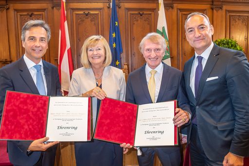 Bürgermeister Siegfried Nagl (l.) und
Vizebürgermeister Mario Eustacchio (r.) mit den
Neo-EhrenringträgerInnen Christa Neuper und Hans Sünkel.