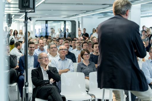 Vorschau Bild von ATP-CEO, Christoph M. Achammer, betont in seiner
Keynote die steigende Bedeutung von integraler Planung mit BIM.
