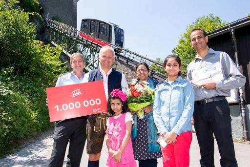 Christian Wörister, Geschäftsführer Salzburg AG Tourismus
Management GmbH und Josef Füssl, Betriebsleiter FestungsBahn,
freuten sich über die Jubiläumsgäste, Familie Abqari aus Indien