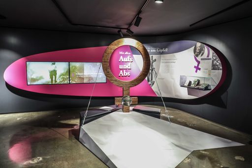 Vorschau Bild von Ausstellungseröffnung: Berg, die (Substantiv,
feminin) - Frauen im Aufstieg anlässlich 150 Jahre Erstbesteigung
des Großglockners durch eine Frau