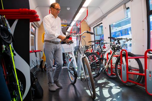 Vorschau Bild von Das große Fahrradabteil mit bis zu 42 Plätzen ist ein Highlight
der künftigen Vorarlberger Regionalzüge. Erstmals ausprobieren beim
Bus-Bahn-Mobiltag am 16. Juli in Dornbirn.