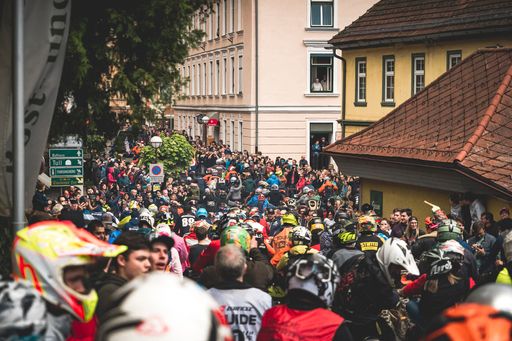 Vorschau Bild von Sturm auf Eisenerz: Tausende Teilnehmer grüßen die
Bewohner von Eisenerz