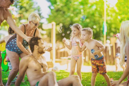  Therme Bük. Die Vorzeigetherme Ungarns bietet ein
dreifaches Thermenerlebnis: Kur, Wellness und Familienurlaub mit
jeder Menge Wasserspaß.