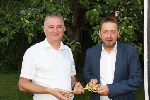 Vorschau Bild von Symbolische Schlüsselübergabe von Kurt Thomanek an
Kurt Reiter.