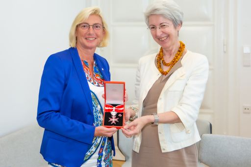 Prof. Elisabeth Stadler, Generaldirektorin und
Vorstandsvorsitzende der börsennotierten Vienna Insurance Group
(VIG), wurde vom österreichischen Bundespräsidenten mit
Entschließung vom 23. April 2019 das Große Silberne Ehrenzeichen für
Verdienste um die Republik Österreich verliehen. Die Übergabe der
Auszeichnung erfolgte am 9. Juli 2019 durch Frau Bundesministerin
für Digitalisierung und Wirtschaftsstandort, Mag. Elisabeth
Udolf-Strobl.