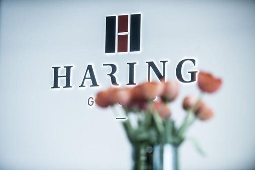 Firmenlogo im Gebäude der HARING Group
