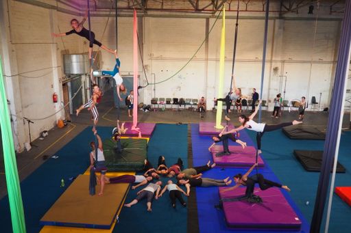  Von Donnerstag, 29. August bis Sonntag, 1.
September 2019 findet zum dritten Mal das Aerial Arts Festival
Austria (AAFA) im F23 in Wien-Liesing statt. Das Festivalprogramm
bietet in zahlreichen Schnupper- und Star-Workshops mit 23
(inter-)nationalen zertifizierten Trainerinnen und Trainern sowohl
für Anfänger als auch für Profis jede Menge Akrobatik. Abendevents
und Wellness-Kulinarik sorgen für Festivalstimmung.