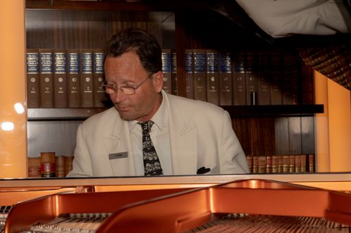 Vorschau Bild von Thomas Pleidl ist der langjährige Barpianist im Hotel Imperial.