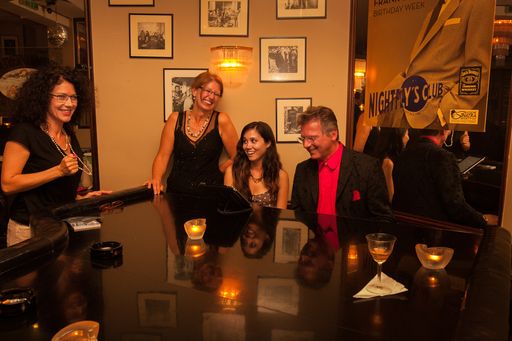 Vorschau Bild von Wiener Bar Pianisten spielen in den bekannten Bars, Restaurants,
Cafés, Hotellobbies in Wien. Sie sind professionelle Pianisten, die
ihr Können täglich vor Publikum unter Beweis stellen. Das Besondere
an den Wiener Bar Pianisten ist, dass sie nicht nur Klavier spielen,
sondern auch selbst fantastische Musikstücke komponieren.