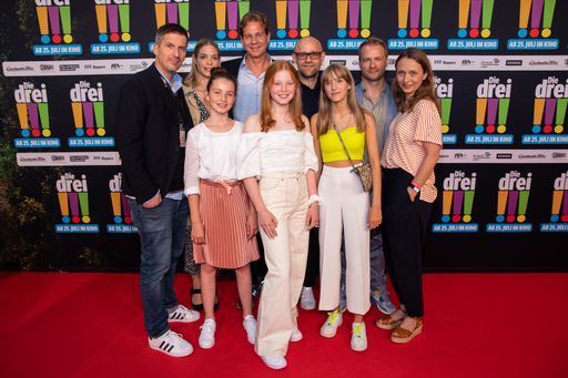 v.l.n.r. (vorne): Lilli Lacher, Alexandra Petzschmann, Paula
Renzler v.l.n.r. (hinten): Produzent Christian Becker, Regisseurin
Viviane Andereggen, Thomas Heinze, Jürgen Vogel, Hinnerk Schönemann,
Christina Bentlage (Film- & Medienstiftung NRW) © 2019 Constantin
Film Verleih GmbH / Weiterer Text über ots und
www.presseportal.de/nr/12946 / Die Verwendung dieses Bildes ist für
redaktionelle Zwecke honorarfrei. Veröffentlichung bitte unter
Quellenangabe: "obs/Constantin Film/JOSHUA SAMMER"