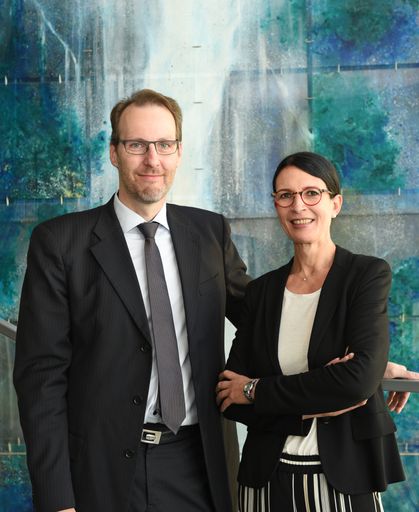 Markus Kittler, akademischer Programmdirektor, und
Susanne E. Herzog, Leiterin MCI Executive Education, freuen sich
über die Bestätigung des PhD-Programmes durch die AQ Austria.