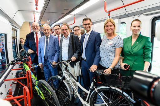  Bundespräsident Alexander Van der Bellen (2.v.li.)
überzeugte sich vom großen Platzangebot im neuen ÖBB Cityjet
TALENT3, der beim Bus-Bahn-Mobiltag in Dornbirn erstmals präsentiert
wurde.