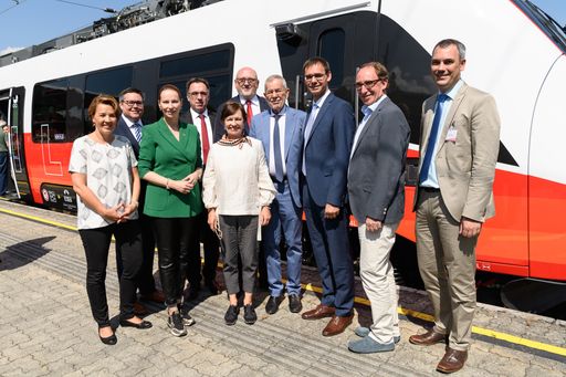 Vorschau Bild von Prominenter Besuch beim Bus-Bahn-Mobiltag am 16.
Juli 2019 in Dornbirn: Bundespräsident Alexander Van der Bellen und
Gattin Doris Schmidauer (Mitte) gemeinsam mit Bürgermeisterin Andrea
Kaufmann, Christian Diewald (Geschäftsführer Bombardier Österreich),
Michaela Huber (Vorständin ÖBB-Personenverkehr), Michael Fohrer
(Bombardier), ÖBB-Vorstandsvorsitzender Andreas Matthä,
Landeshauptmann Markus Wallner, Landesrat Johannes Rauch und der
Geschäftsführer des Vorarlberger Verkehrsverbund Christian
Hillbrand.