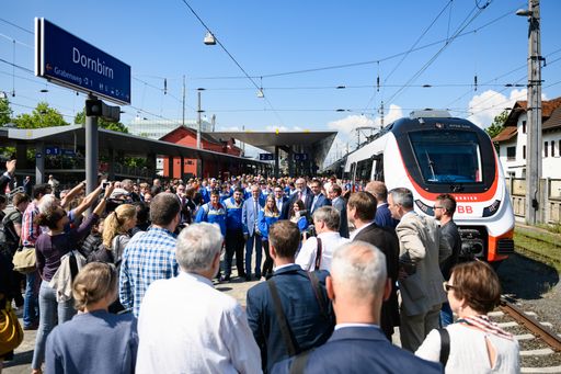 Vorschau Bild von Beim Bus-Bahn-Mobiltag am 16. Juli 2019 in Dornbirn
informierten sich tausende Besucherinnen und Besucher über die neuen
ÖBB Cityjet TALENT3.