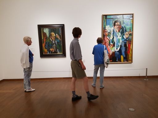 Vorschau Bild von Ausstellungsansicht "Wien 1900. Aufbruch in die
Moderne. Oskar Kokoschka-Räume" mit Oskar Kokoschka (1886–1980),
Selbstbildnis an der Staffelei, 1922, Öl auf Leinwand 181,1 × 111,1
cm, Leopold Privatsammlung © Fondation Oskar Kokoschka/Bildrecht
Wien, 2019 (rechts im Bild) und Oskar Kokoschka (1886–1980), Arnold
Schönberg, 1924, Öl auf Leinwand, 99,5 x 75,8 cm, Private
Collection, New York, courtesy Caroline Schmidt Fine Art. LLC ©
Fondation Oskar Kokoschka/Bildrecht Wien, 2019 (links im Bild)