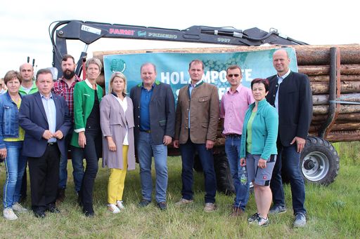  LKR Renate Schrenk, lKR Christian Plessl, NÖ BB-Viertelsobmann
LAbg. Franz Mold, LKR Josef Laier, NAbg. Martina Diesner-Wais,
Direktorin LAbg. Klaudia Tanner, Bezirksobmann BR Eduard Köck,
Bezirksobmann Herbert Hofer, BBK-Obmann Nikolaus Noe-Nordberg, LKR
Renate Kainz und Waldverbands-Obmann LKR Franz Fischer bei der
Traktor-Kundgebung (v. l.).