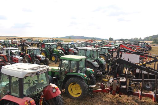 Vorschau Bild von 150 Traktor-Gespanne fuhren an der Grenze auf.