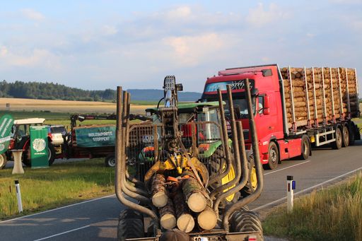 Vorschau Bild von Traktoren in langsamer Fahrt unterwegs.
