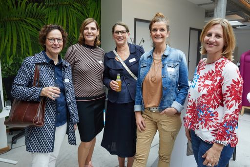 Vorschau Bild von Female Founders-Talk von news aktuell, GWPR und nma: Gründerinnen
im Gespräch mit Female PR-Professionals. 18.07.2019, Hamburg: Event
von news aktuell, GWPR Deutschland und next media accelerator,
Talk-Thema: "Female Founders - Much more than just a new hype!"; Im
Bild v.l.n.r.: Claudia Thöring, Edith Stier-Thompson, Kirsten
Hedinger, Susanne Ahrens, Bettina Schwarz. Weiterer Text über ots
und www.presseportal.de/nr/6344 / Die Verwendung dieses Bildes ist
für redaktionelle Zwecke honorarfrei. Veröffentlichung bitte unter
Quellenangabe: "obs/news aktuell GmbH/Georg Wendt"
