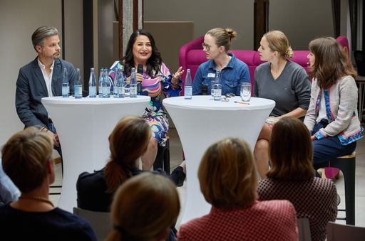 Vorschau Bild von Female Founders-Talk von news aktuell, GWPR und nma: Gründerinnen
im Gespräch mit Female PR-Professionals18.07.2019, Hamburg: Event
von news aktuell, GWPR Deutschland und next media accelerator,
Talk-Thema: "Female Founders - Much more than just a new hype!"; Im
Bild v.l.n.r.: Christoph Hüning, Jasmin Taylor, Marina Ekroos,
Charlotte Richter-Kiewning, Janina von Jhering. Weiterer Text über
ots und www.presseportal.de/nr/6344 / Die Verwendung dieses Bildes
ist für redaktionelle Zwecke honorarfrei. Veröffentlichung bitte
unter Quellenangabe: "obs/news aktuell GmbH/Georg Wendt"