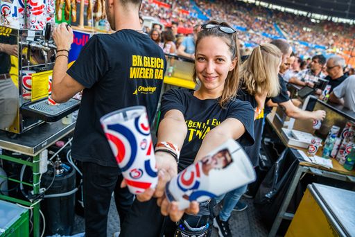 MitarbeiterInnen von GOURMET Event versorgen beim
Konzert im Ernst-Happel Stadion die Bon Jovi-Fans mit kühlen
Getränken und Snacks.