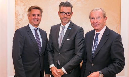 Generaldirektor Mag. Dr. Günther Reibersdorfer,
Michael Kretz, GF der Bezirksblätter Salzburg und Landeshauptmann
Dr. Wilfried Haslauer. (v.l.)