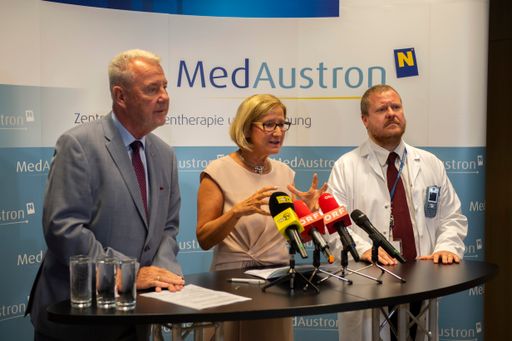 Vorschau Bild von FOTO: FRANZ BALDAUF MedAustron
Aufsichtsratsvorsitzender Mag. Klaus Schneeberger, Landeshauptfrau
Mag. Johanna Mikl-Leitne und Direktor Kohlenstfoffionenprogramm Dr.
Piero Fossati bei der heutigen Pressekonferenz