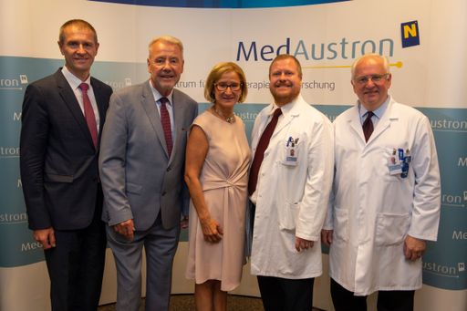 Vorschau Bild von FOTO: FRANZ BALDAUF Geschäftsführer DI Alfred Zens,
MedAustron Aufsichtsratsvorsitzender Mag. Klaus Schneeberger,
Landeshauptfrau Mag. Johanna Mikl-Leitner, Direktor
Kohlenstfoffionenprogramm Dr. Piero Fossati und Ärztlicher Direktor
Prof. Dr. Eugen B. Hug bei der heutigen Pressekonferenz