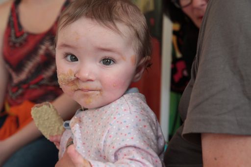 Während der intensiven Therapie im NoTube Ambulatorium in Graz
helfen führende Experten im Bereich der Sondenentwöhnung Kindern
dabei, das Essen ohne Ernährungssonde zu erlernen.