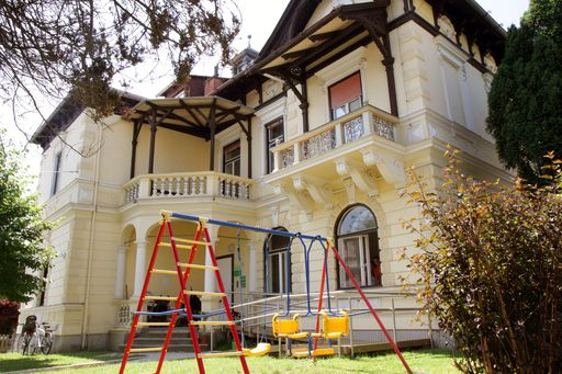Vorschau Bild von Der Standort des NoTube Ambulatoriums in der Grazer Lenaugasse 5.
In unmittelbarer Nähe zur Grazer Kinderklinik können Eltern mit
sondenernährten Kindern und Kindern mit Ess- und Fütterungsstörungen
ambulante Leistungen sowie das NoTube Sondenentwöhnungsprogramm -
die so genannte Esslernschule - in Anspruch nehmen.