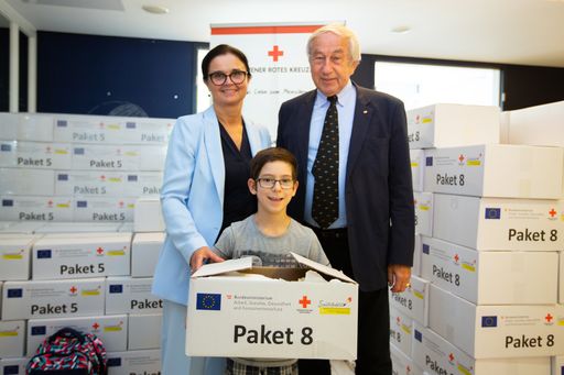 Verteilung von Schulstartpaketen startet wieder: BM
Dr. Brigitte Zarfl, Adam Inderbieva, Gerald Schöpfer (Präsident des
Österreichischen Roten Kreuzes), v.l.