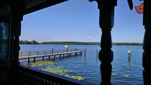 Der Blick auf den Potsdamer Jungfernsee von der Terrasse der
Konigsnaes. Boote können direkt am Lokal anlegen - wie einst die
kaiserliche Familie von Wilhelm II. (für Pressezwecke honorarfrei) /
Der österreichische Gastronom Josef Laggner eröffnet Potsdams neues
Juwel am Jungfernsee. Weiterer Text über ots und
www.presseportal.de/nr/133174 / Die Verwendung dieses Bildes ist für
redaktionelle Zwecke honorarfrei. Veröffentlichung bitte unter
Quellenangabe: "obs/Laggner Gruppe/Heiko Schulze / Laggner Gruppe"