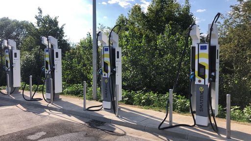 Auf dem Gelände der Tankstelle Leitner in der
Anton-Hermann-Straße 3 in Feldkirchen befinden sich vier
Ladestationen, an denen bis zu vier Fahrzeuge mit CCS oder CHAdeMO
Stecker gleichzeitig geladen werden können.