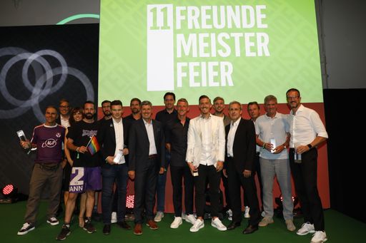 Gruppenbild aller Preisträger und Laudatoren, 11Freunde
Meisterfeier, am 26.07.2019 in der Flora, Köln / Weiterer Text über
ots und www.presseportal.de/nr/101266 / Die Verwendung dieses Bildes
ist für redaktionelle Zwecke honorarfrei. Veröffentlichung bitte
unter Quellenangabe: "obs/Gruner+Jahr, 11FREUNDE/Axel Kirchhof"