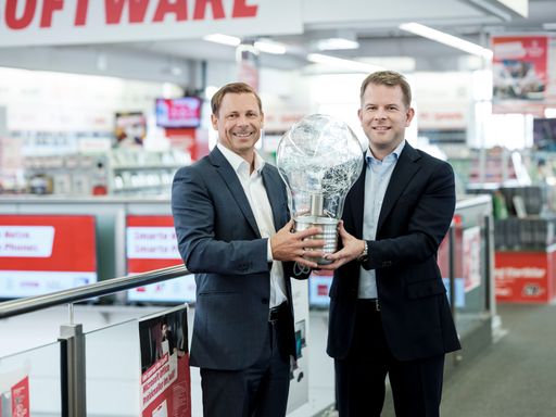  Marc Oliver Klemm, Chief Services & Solutions
Officer von MediaMarktSaturn (r.), und Christian Ammer,
Geschäftsführer von Switch (l.).