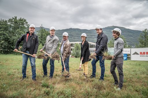Vorschau Bild von Im BIld v.l.n.r.: Alexander Dornauer (GF EVO
Lodges), Hans-Jürgen Klösch (World-Direct), Josef Kofler
(Bürgermeister Sistrans), Claudia Baur (Tiroler Bodenfonds), Stefan
Auer (Auer Bau), Bernhard Schwaighofer (Schwaighofer Architektur).