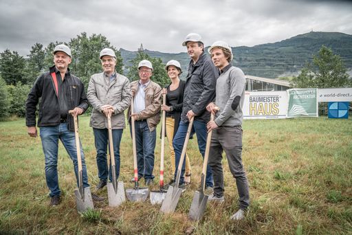 Vorschau Bild von Im BIld v.l.n.r.: Alexander Dornauer (GF EVO
Lodges); Hans-Jürgen Klösch (World-Direct); Josef Kofler
(Bürgermeister Sistrans); Claudia Baur (Tiroler Bodenfonds); Stefan
Auer (Auer Bau); Bernhard Schwaighofer (Schwaighofer Architektur).