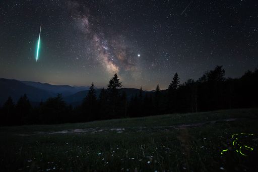 Ein Bolide (besonders helle Sternschnuppe) mit
Milchstraße und Glühwürmchen (grüne Leuchtspur) im Juni 2019.
Aufgenommen auf der Hohen Dirn im Nationalpark Kalkalpen, einer
jener Regionen in denen man noch eine naturnahe Nacht erleben kann.