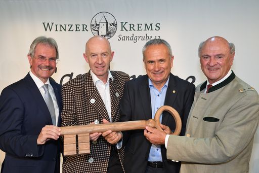 Nach drei erfolgreichen Jahrzehnten übergab Dir.
Franz Ehrenleitner, MAS unter Beisein zahlreicher prominenter
Ehrengäste den Kellerschlüssel traditionellerweise an seinen
Nachfolger Ing. Ludwig Holzer, MSc (V.l.n.r.: Landtagspräsident Mag.
Karl Wilfing, Dir. Franz Ehrenleitner, MAS, Ing. Ludwig Holzer, MSc,
Landeshauptmann a. D. Dr. Erwin Pröll).