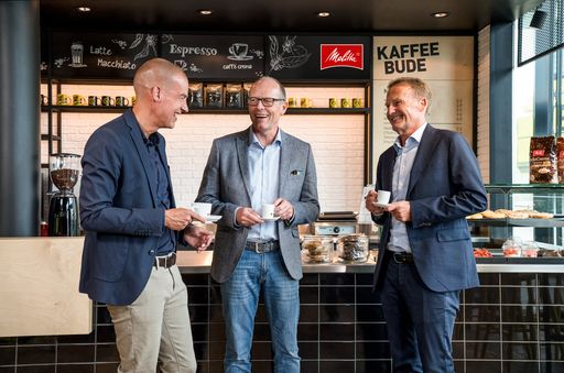 Auf einen Melitta® Kaffee in der neu errichteten "Kaffeebude" im
SIGNAL IDUNA PARK: (v.l.) Carsten Cramer (BVB Geschäftsführer
Marketing und Vertrieb), Volker Stühmeier (Mitglied der
Unternehmensleitung Melitta Group) und Hans-Joachim Watzke
(Vorsitzender der Geschäftsführung des BVB). ©Melitta Group /
Weiterer Text über ots und www.presseportal.de/nr/106329 / Die
Verwendung dieses Bildes ist für redaktionelle Zwecke honorarfrei.
Veröffentlichung bitte unter Quellenangabe: "obs/Melitta Group
Management GmbH & Co. KG"