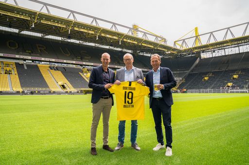 Vorschau Bild von SIGNAL IDUNA PARK: (v.l.) Carsten Cramer (BVB Geschäftsführer
Marketing und Vertrieb), Volker Stühmeier (Mitglied der
Unternehmensleitung Melitta Group) und Hans-Joachim Watzke
(Vorsitzender der Geschäftsführung des BVB). ©Melitta Group.
Weiterer Text über ots und www.presseportal.de/nr/106329 / Die
Verwendung dieses Bildes ist für redaktionelle Zwecke honorarfrei.
Veröffentlichung bitte unter Quellenangabe: "obs/Melitta Group
Management GmbH & Co. KG/Alexandre Simoes"