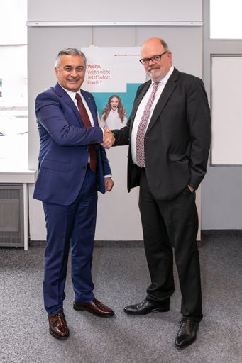 Vorschau Bild von Ahmet Mesut Ersoy, CEO der DenizBank AG (links) und
Olaf Peter Poenisch, CEO der Santander Consumer Bank Österreich
(rechts)